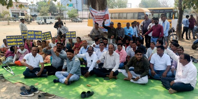 पंचायत सचिवों का अनिश्चितकालीन हड़ताल 16 दिन से जारी 