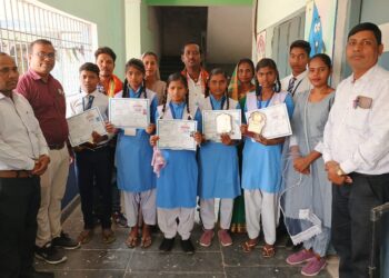 9वीं और 11वी क्लास के होनहार छात्रो को प्रतीक चिन्ह देकर किया गया सम्मानित