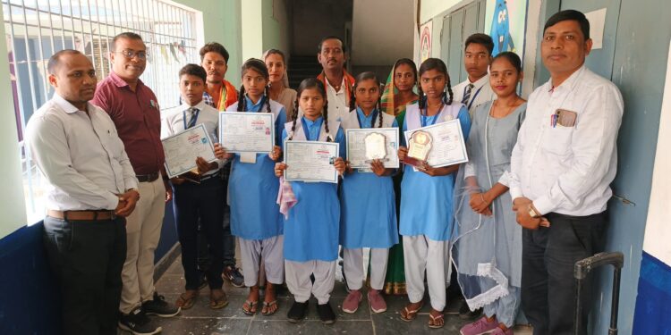 9वीं और 11वी क्लास के होनहार छात्रो को प्रतीक चिन्ह देकर किया गया सम्मानित