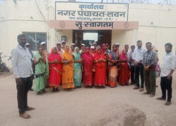 तीर्थ यात्रा से वापस आने पर श्रीफल देकर किया गया सम्मान