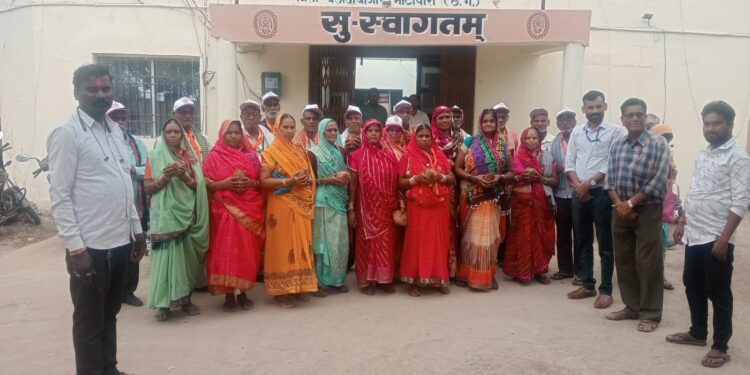 तीर्थ यात्रा से वापस आने पर श्रीफल देकर किया गया सम्मान