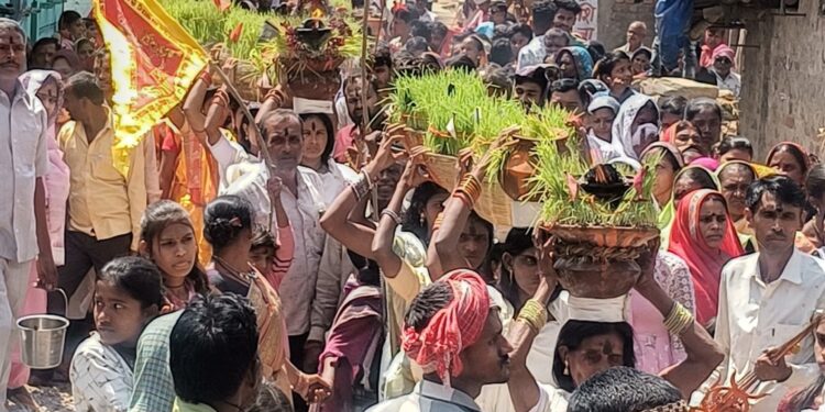 जसगीत व मांदर की थाप पर जोत जवारा का किया विसर्जन
