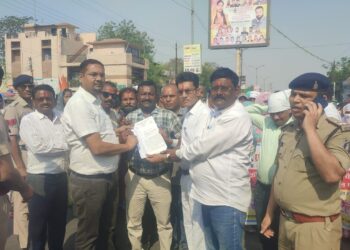  जिले के पंचायत सचिव ने रैली निकाल कर सरकार के विरोध में किया जमकर नारेबाजी  