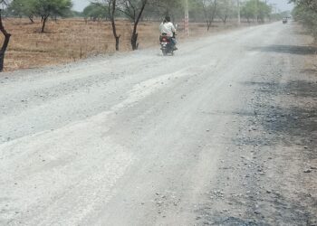 ओवरलोड डंफरो से रेत का परिवहन से सड़कों की निकल रही सामत 