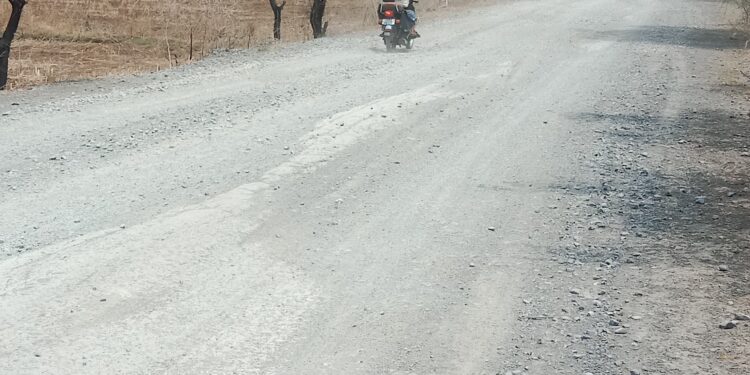 ओवरलोड डंफरो से रेत का परिवहन से सड़कों की निकल रही सामत 