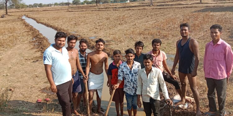 नहर के माध्यम से तालाब में भर रहे पानी, मिलेगी राहत