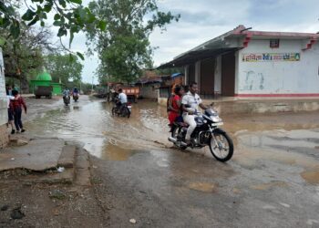 कोरदा मुख्य सड़क मार्ग में भरा तालाबनुमा पानी, राहगीर हो रहे परेशान
