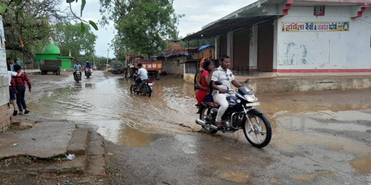 कोरदा मुख्य सड़क मार्ग में भरा तालाबनुमा पानी, राहगीर हो रहे परेशान