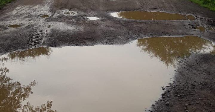 मुख्यमंत्री ग्राम सड़क योजना से निर्मित सड़क की हालत  बद से बत्तर 