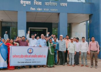 छ.ग. प्रदेश तृतीय वर्ग शासकीय कर्मचारी संघ और छ.ग. अधिकारी कर्मचारी पेंशनर्स संघ ने विभिन्न मांगों को लेकर सौंपा ज्ञापन