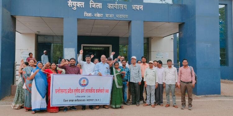 छ.ग. प्रदेश तृतीय वर्ग शासकीय कर्मचारी संघ और छ.ग. अधिकारी कर्मचारी पेंशनर्स संघ ने विभिन्न मांगों को लेकर सौंपा ज्ञापन