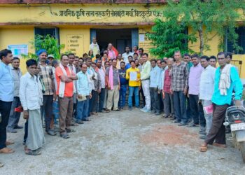 समय पर खाद बीज उपलब्ध कराने समिति प्रबंधक को मुख्यमंत्री के नाम किसानों के समक्ष सौंपा गया ज्ञापन