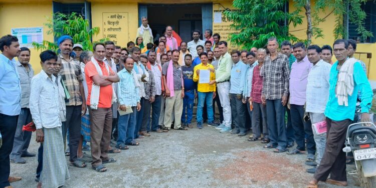 समय पर खाद बीज उपलब्ध कराने समिति प्रबंधक को मुख्यमंत्री के नाम किसानों के समक्ष सौंपा गया ज्ञापन