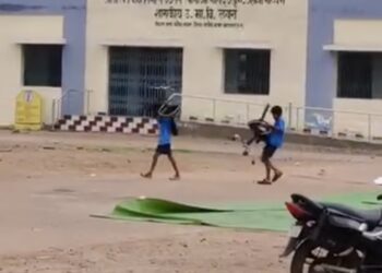 सरकारी स्कूल में नौनिहालों से ढुलवाई जा रही कुर्सी का विडियों वॉयरल 