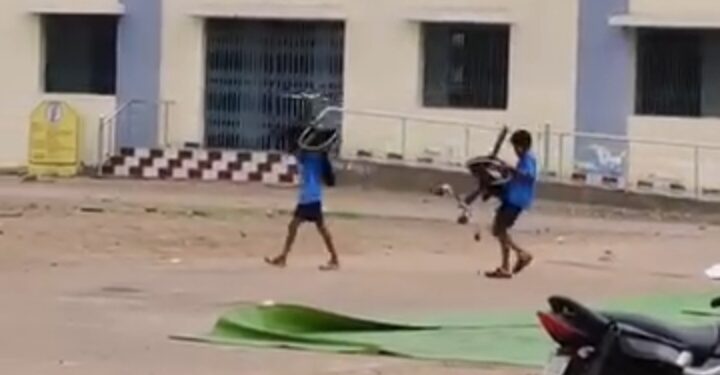 सरकारी स्कूल में नौनिहालों से ढुलवाई जा रही कुर्सी का विडियों वॉयरल 