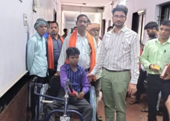 जनपद सदस्य शिव वर्मा के अथक प्रयास से दिव्यांश को मिला ट्राईसिकल