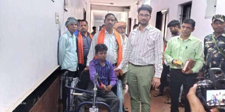 जनपद सदस्य शिव वर्मा के अथक प्रयास से दिव्यांश को मिला ट्राईसिकल