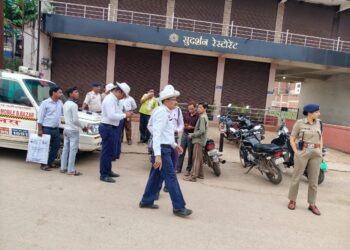 सड़क दुर्घटना पर लगाम लगाने  यातायात पुलिस चला रही सघन चेकिंग अभियान