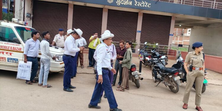 सड़क दुर्घटना पर लगाम लगाने यातायात पुलिस चला रही सघन चेकिंग अभियान