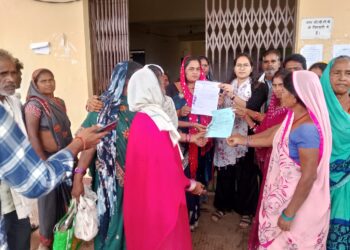  कारी के समस्त बेजा कब्जा जमीन का सीमांकन कराकर बेजा कब्जा हटाने को लेकर सतनामी समाज ने तहसीलदार लवन को सौंपा ज्ञापन