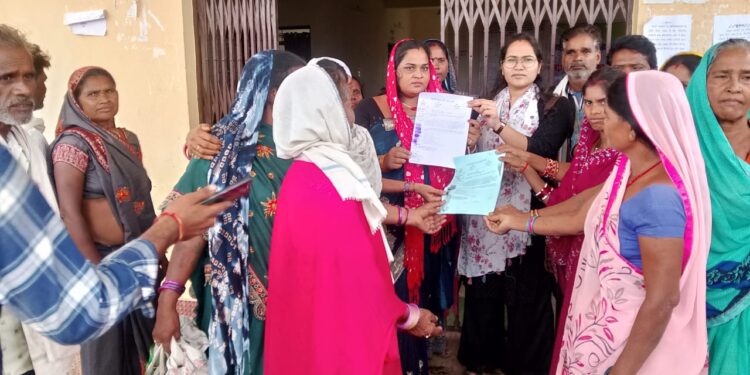  कारी के समस्त बेजा कब्जा जमीन का सीमांकन कराकर बेजा कब्जा हटाने को लेकर सतनामी समाज ने तहसीलदार लवन को सौंपा ज्ञापन