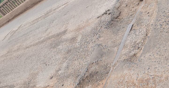 डोंगरीडीह  पुल की सड़क पर हुए गड्‌ढे, आए दिन हो रहे हादसे