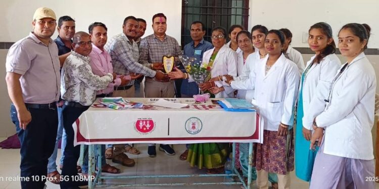 चिकित्सा अधिकारी को ग्रामीण स्वास्थ्य संयोजक कर्मचारी संघ ने दी विदाई