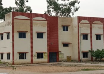 स्वामी आत्मानंद उत्कृष्ट अग्रेजी माध्यम विद्यालय में शौचालय उपयोग विहीन, शिक्षक समेत छात्र-छात्राए परेशान