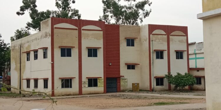 स्वामी आत्मानंद उत्कृष्ट अग्रेजी माध्यम विद्यालय में शौचालय उपयोग विहीन, शिक्षक समेत छात्र-छात्राए परेशान