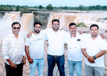 चित्रकूट जलप्रपात का अद्भुत नजारा देखने पर्यटकों की उमड़ रही भीड़ 