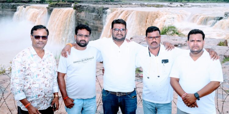 चित्रकूट जलप्रपात का अद्भुत नजारा देखने पर्यटकों की उमड़ रही भीड़ 