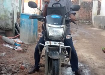 मौसमी बीमारियों के बचाव के लिए कोटवार गांव में कर रहे है मुनादी