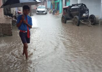 बारिश होने पर  ग्राम चिचिरदा की मुख्य गली मार्ग में भरा पानी