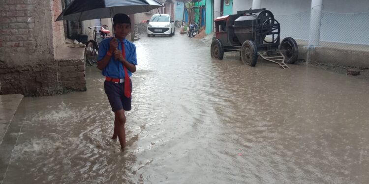 बारिश होने पर  ग्राम चिचिरदा की मुख्य गली मार्ग में भरा पानी