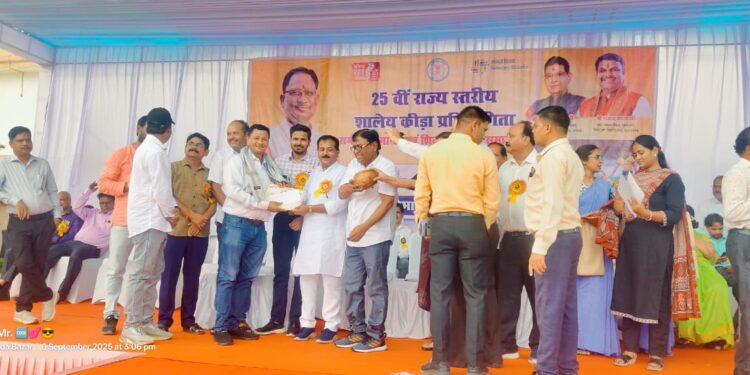 शिक्षक ने किया लवन श्रेत्र का नाम रोशन, मुख्यमंत्री गौरव अलंकरण समारोह में हुए सम्मानित 