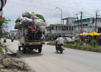 कबाड़ से भरे ओवर लोडिंग वाहनों पर नहीं हो रही करवाई, पुलिस प्रशासन मौन 