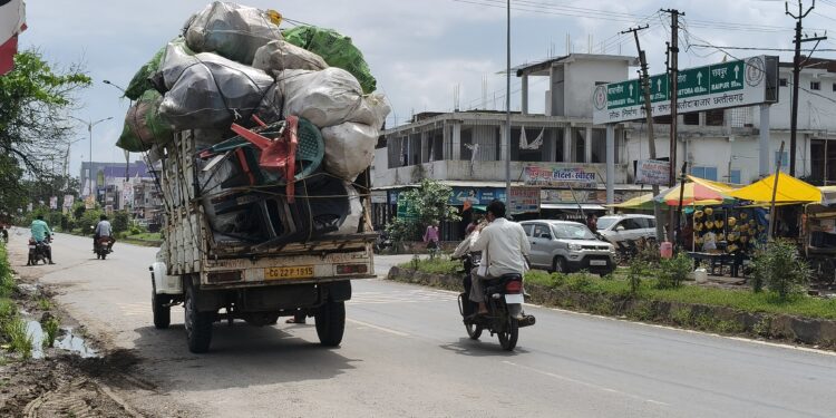 कबाड़ से भरे ओवर लोडिंग वाहनों पर नहीं हो रही करवाई, पुलिस प्रशासन मौन 