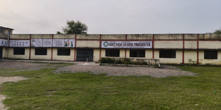 एक शिक्षक के भरोसे मिडिल स्कूल, प्रभावित हो रही पढ़ाई