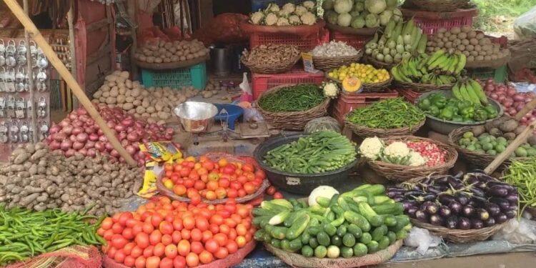 आवक कम हरी सब्जियों के दाम आसमान पर, धनिया-मिर्च 200 रूपये किलो पहुंचा