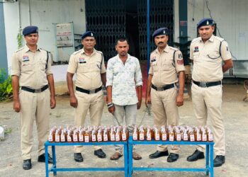 करदा में अवैध रूप से शराब के सांथ एक व्यक्ती को रंगे हाथों किया गया गिरफ्तार