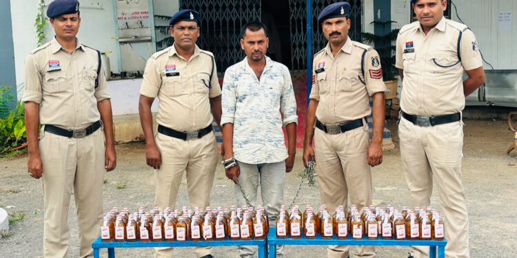 करदा में अवैध रूप से शराब के सांथ एक व्यक्ती को रंगे हाथों किया गया गिरफ्तार
