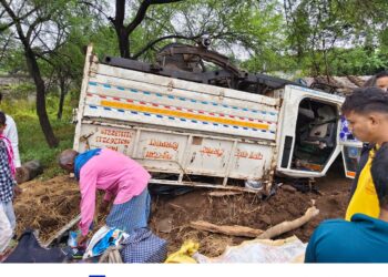 लावर भोथीडीह से तुरतुरिया माता दर्शन को जा रही डोंगरीडीह के पास अंनियत्रित होकर पीकअप वाहन पल्टी