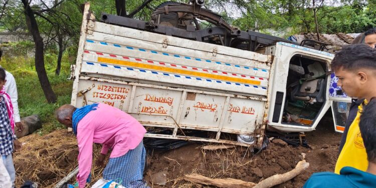 लावर भोथीडीह से तुरतुरिया माता दर्शन को जा रही डोंगरीडीह के पास अंनियत्रित होकर पीकअप वाहन पल्टी