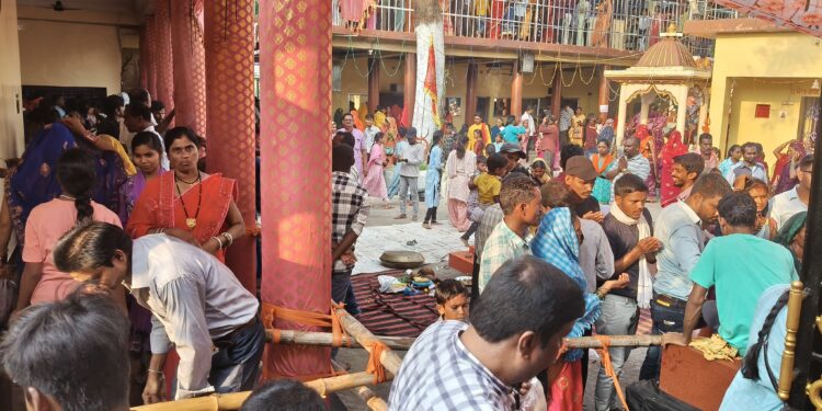 महामाया मंदिर में महाष्टमी पर उमड़ी श्रद्धालुओं की भीड़