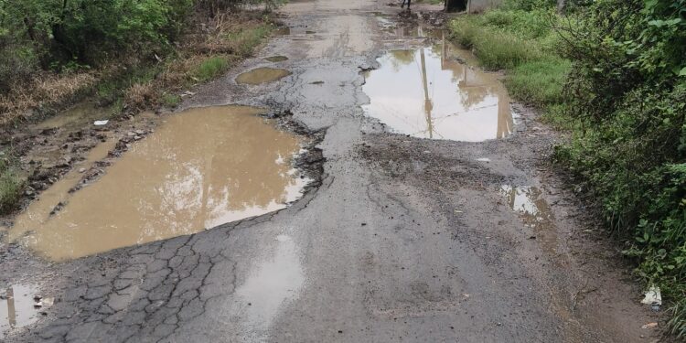 विकास की बदहाली में आंसू बहाने को मजबूर मुण्डा से बरदा पहुंच मार्ग की सड़क