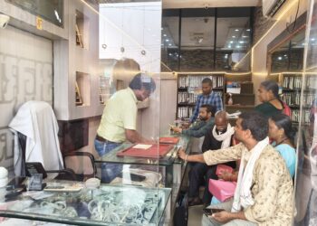 धनतेरस के पहले सराफा बाजार में बढ़ी ग्राहको की भीड़