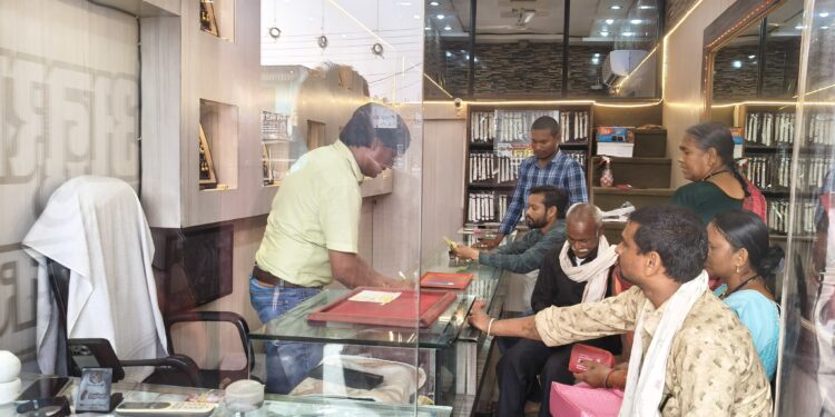 धनतेरस के पहले सराफा बाजार में बढ़ी ग्राहको की भीड़