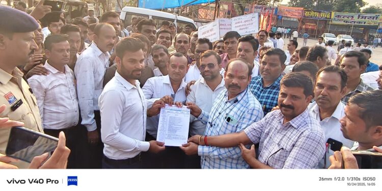 धान खरीदी कम्प्यूटर आपरेटर संघ ने अपनी चार सूत्रीय मांगों को लेकर धरना, रैली एवं ज्ञापन दिया