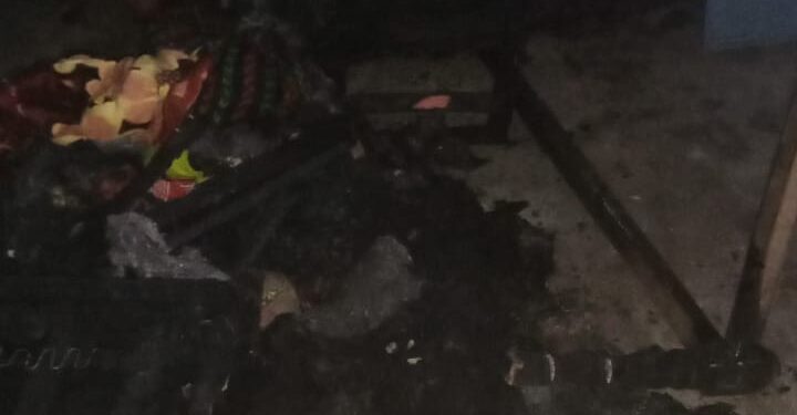 अज्ञात कारणों से घर में लगी आग, टीवी फ्रीज समेत गृहस्थी का पूरा सामान हुआ राख