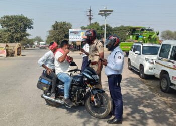 यातायात पुलिस की अच्छी पहल खुद हेलमेट पहनकर रोक रहे वाहन 